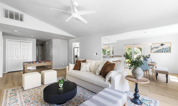 West Valley House | Stylish Renovation, Perfect for Families & Pets, Garage Parking, Sleeps 10
