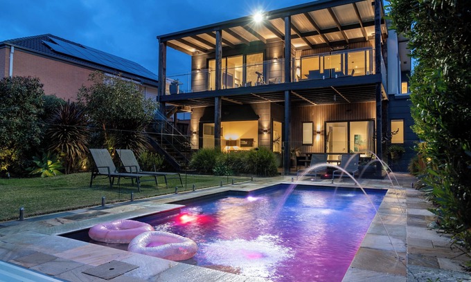 Curlewis House | Stylish Retreat: Bay views, Fire Pit, Heated Pool, Game Room & Breakfast