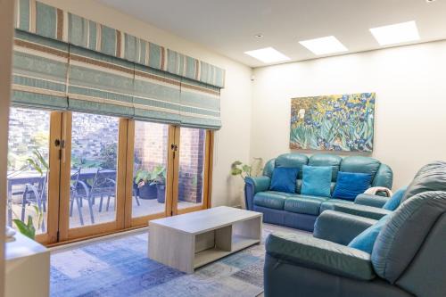 Geelong House | Stylish Retreat Steps from Geelong Waterfront, with Parking, Wi-Fi, AC