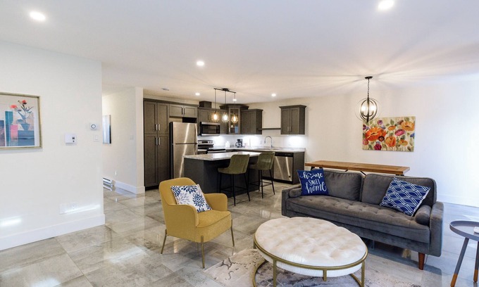 Riverview House | Stylish retreat with Garage