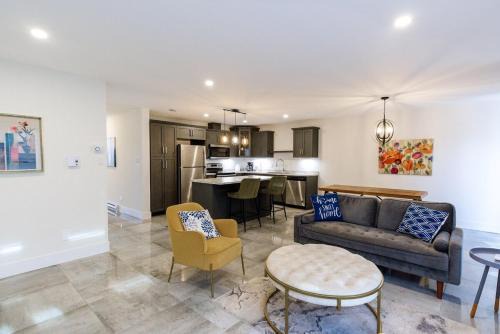 Riverview House | Stylish retreat with Garage
