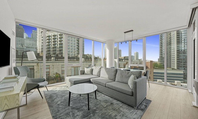 Downtown Chicago Apartment | Stylish River North Suites: Luxury Living Near Chicago’s Best Shopping&Nightlife