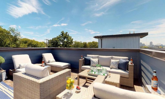 Cleveland Park Condo | Stylish Rooftop 3 Miles to Broadway & sleeps 6!