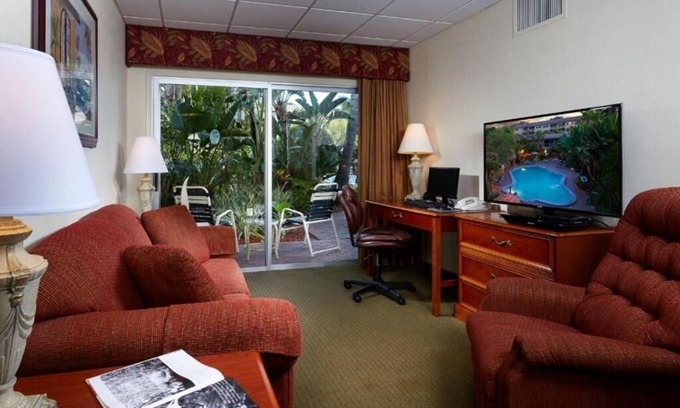 Moorings Hotel | Stylish Room Close to Naples Zoo – 5 Min Drive Away
