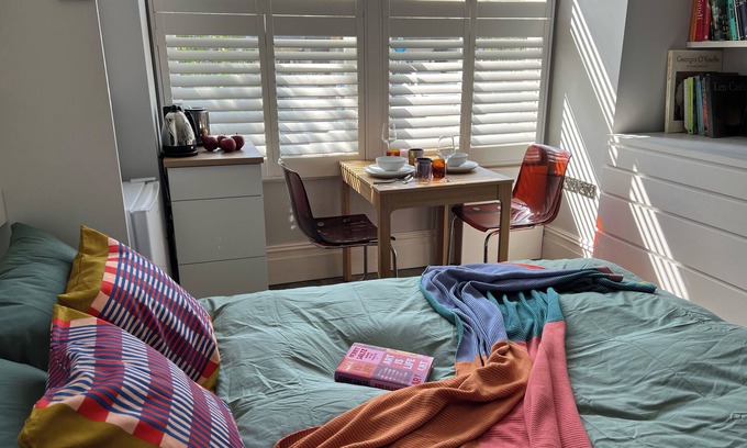 Canbury House | Stylish sunny studio with steam shower bathroom