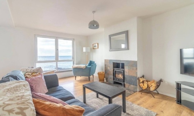 Montrose Apartment | Stylish sea front apartment, 3 bedrooms, 2 bathrooms apartment, pet friendly