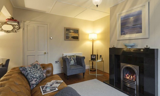 Southwold House | Stylish seaside luxury, recently refurbished - 5 mins to the Sea, 3 to town.