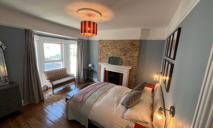 Margate House | Stylish seaside townhouse | Sleeps 8 | 2 min to Beach | Sunny Garden & BBQ