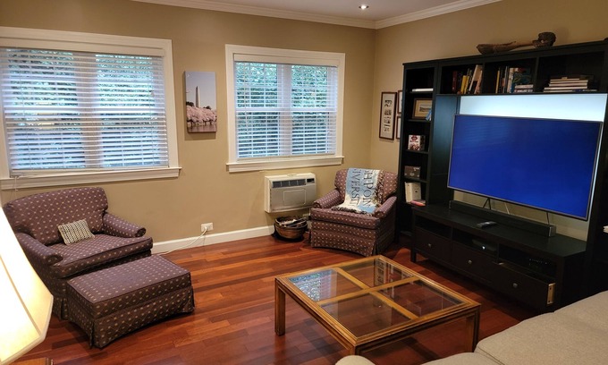 Shirlington House | Stylish, Serene Shirlington Retreat - Close to DC, Ideal for Business or Leisure