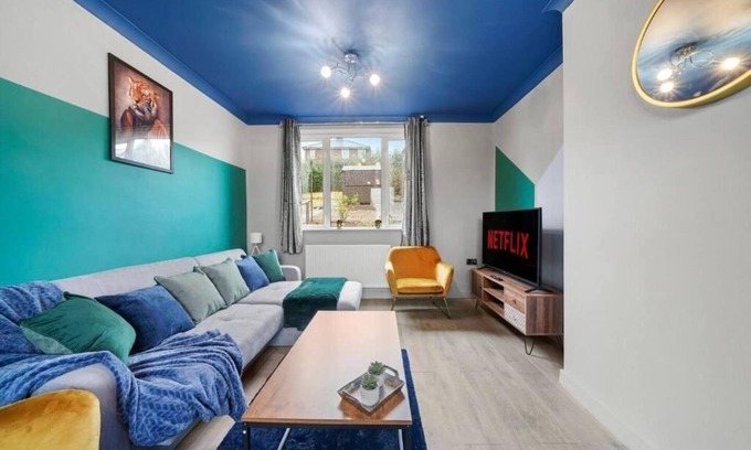 Sheffield House | Stylish Sheffield Abode - Parking - Sleeps 7