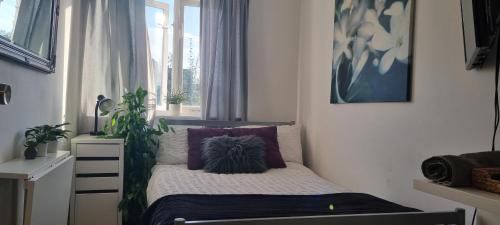 West Molesey House | Stylish Small Double with Free Parking near Hampton Court-R1