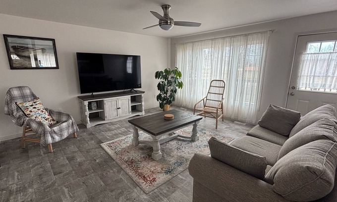 Gimli Cottage | Stylish South Beach Cottage –Netflix, Barbeque, WiFi & Outdoor Fire Pit