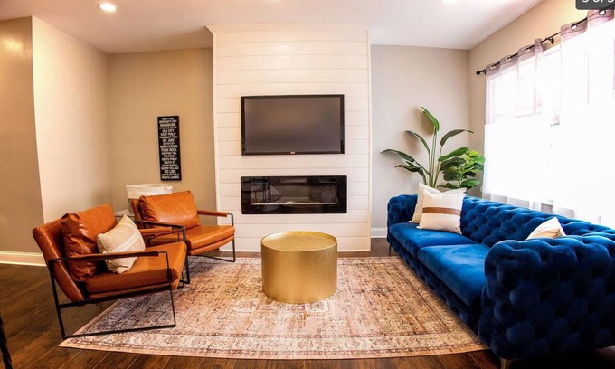 South Philadelphia House | Stylish South Philly 4 Bdrm Townhouse with Free Street Parking