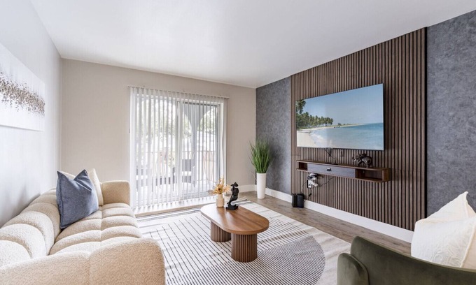 Beach Park Apartment | Stylish South Tampa 2BR | Pool, Gym | Sleeps 5