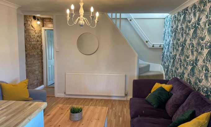 Gravesend Apartment | Stylish & Spacious 2 Storey, 3 Bed Apartment