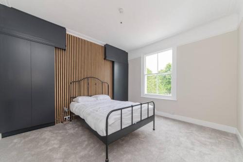 Finchley House | Stylish & Spacious 3-Bed House, Parking and Garden