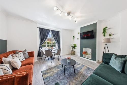 West Putney Apartment | Stylish & Spacious 3 Bedroom House with Large Private Garden