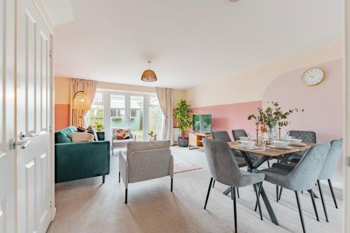 Cambourne House | Stylish & Spacious 3bed Home with Fast Wifi & Private Parking