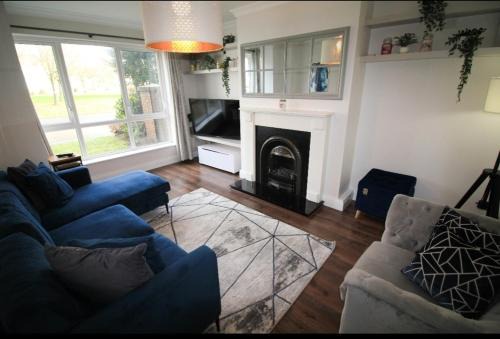 Roscoe Apartment | Stylish Spacious 4 Bedroom House
