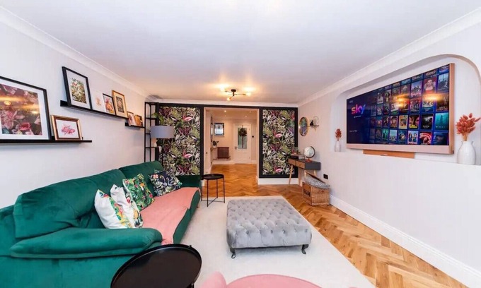 Tilehurst House | Stylish & Spacious 4 BR House With Garden! | Pass the Keys