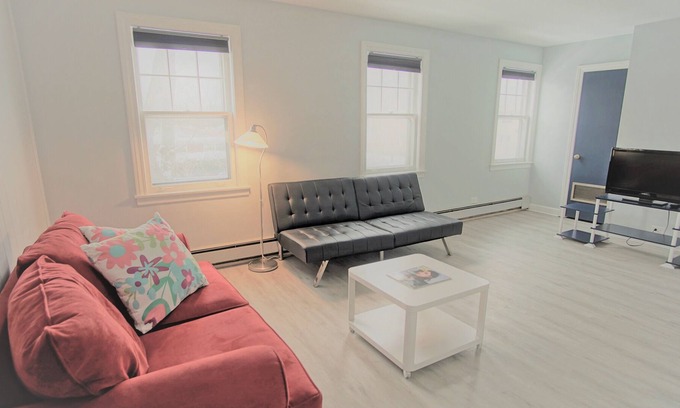 Skokie Condo | *Stylish & Spacious Getaway by Evanston/Skokie/NU