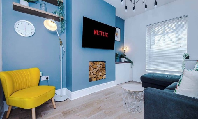 Chester House | Stylish & Spacious home, Great Location, sleeps 6!