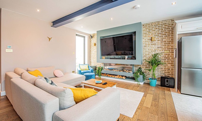 Kilburn Apartment | Stylish & spacious luxury 3-bed