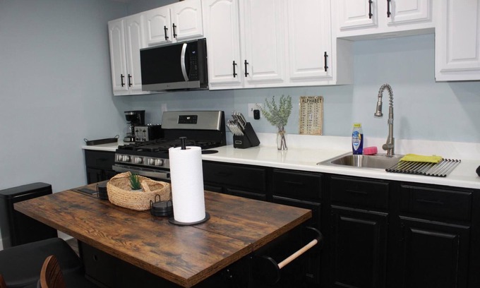 Newark Apartment | Stylish & Spacious Newark Retreat - Perfect for City Getaways!