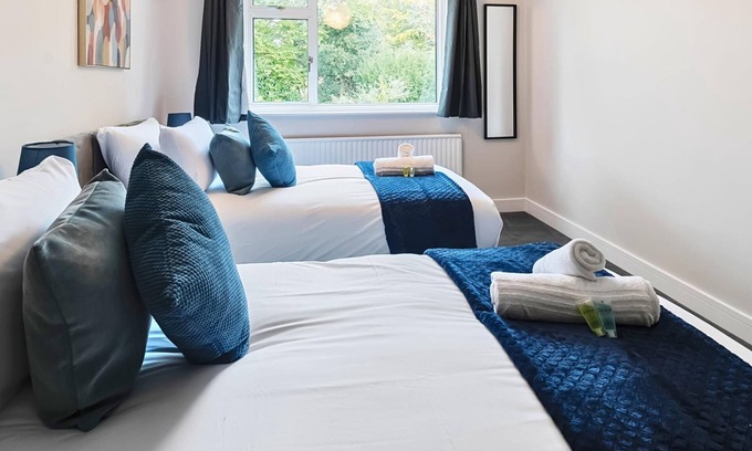 Camberley House | Stylish & Spacious Stay | Garden | 2X Free Parking