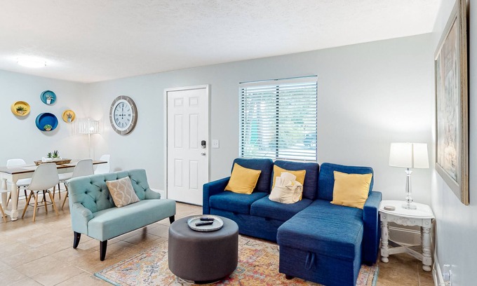 Panama City Condo | Stylish St. Andrews condo with patio, AC, & W/D - walk to bay, bars, & dining