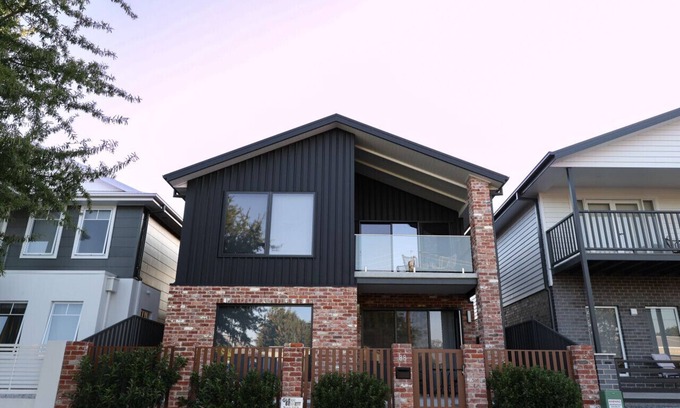 Wagga Wagga House | Stylish Stay: 4BR Central Wagga