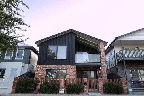 Wagga Wagga House | Stylish Stay 4BR Central Wagga