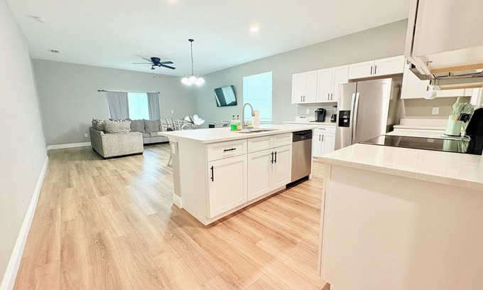 Northwest Orlando House | Stylish Stay Near Disney & Universal Sleeps 8