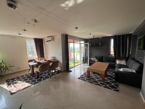Presov Apartment | Stylish Stay Prešov, Panoramic View & parking