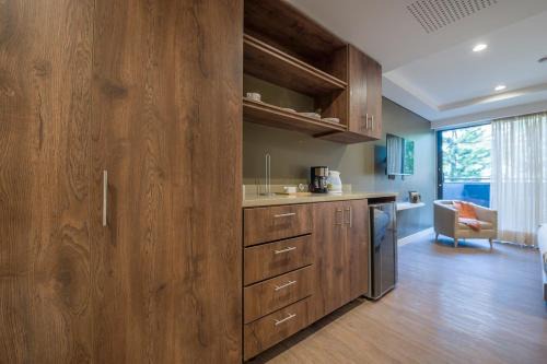 Los Naranjos Apartment | Stylish Stay with Private Views in Medellín 310