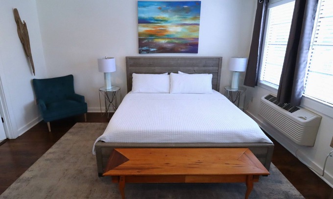 Highlands - Perkins Apartment | Stylish Studio Apartment A! Walk to Lakes & LSU campus! Full Kitchen