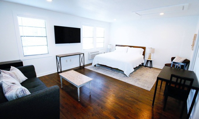 Highlands - Perkins House | Stylish Studio Apartment B! Walk to Lakes & LSU campus! Full Kitchen