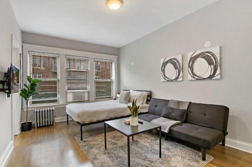 Chicago Apartment | Stylish Studio Apartment in Portage Park - Pensacola 2N