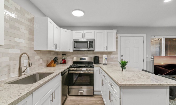 Clarksville Apartment | Stylish Studio | Downtown | Evonify 3343