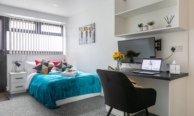 Thorpe Satchville Apartment | Stylish Studio Flat Steps Away from Train Station and University