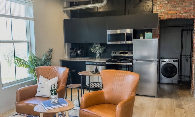 Detroit Apartment | Stylish Studio in Corktown, Detroit- 5 mins to Ford Field & Little Caesars Arena