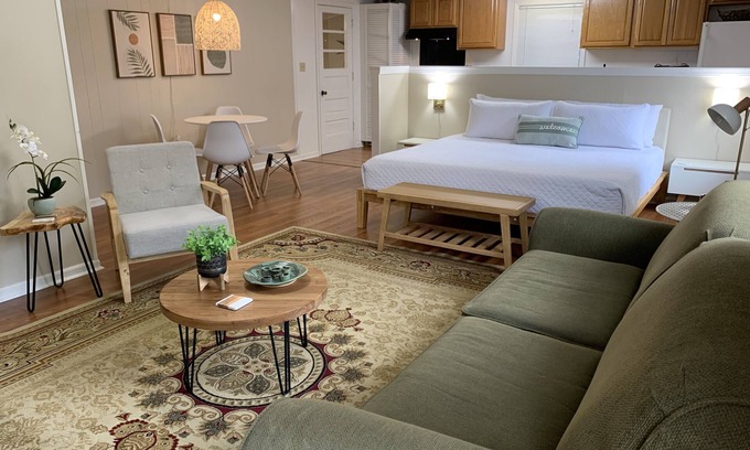 Hernando Apartment | Stylish Studio near Hernando Town Square! Great Location!