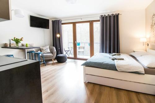 Nusle Apartment | Stylish Studio with Balcony, 12 Min to City Centre, Free Netflix & WiFi
