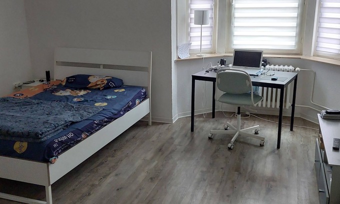 Neumuhlen-Dietrichsdorf Apartment | Stylish Studio with WiFi Near Kiel Port with Sea Views & Park Nearby.