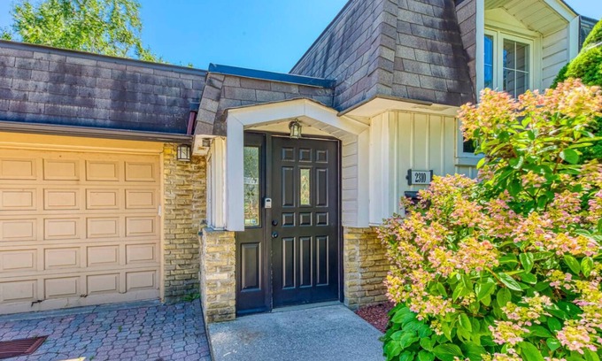 West Oakville House | Stylish Suburban 3BR Bungalow