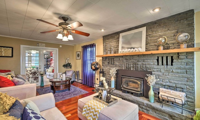 Johnstown House | Stylish Suburban Getaway, 10 Miles to Royal Mtn!