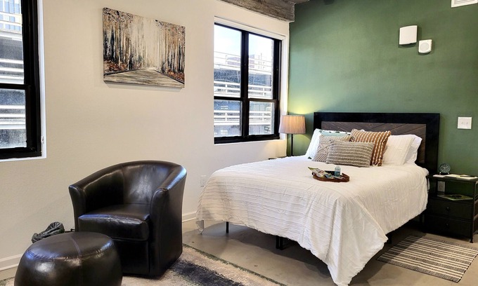 Columbia Apartment | Stylish suite DOWNTOWN with FREE parking and a GYM