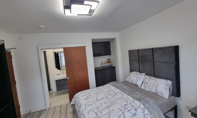 London Colney Apartment | Stylish Suites with kitchenette