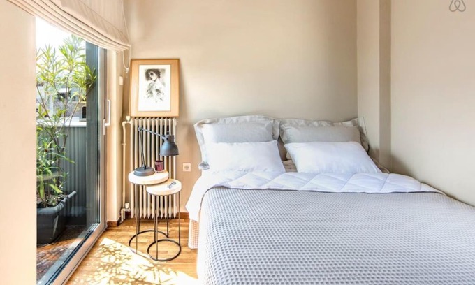Petralona Apartment | Stylish sunny apt 1 stop from city center