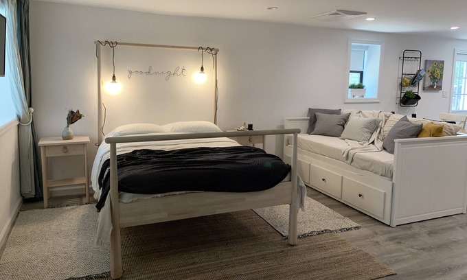 Tarrytown Apartment | Stylish Tarrytown Studio - Walk to Train & Main St